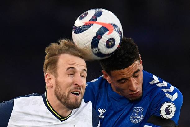 施罗德晒特雷-杨签名球衣 还有自己儿子的照片.